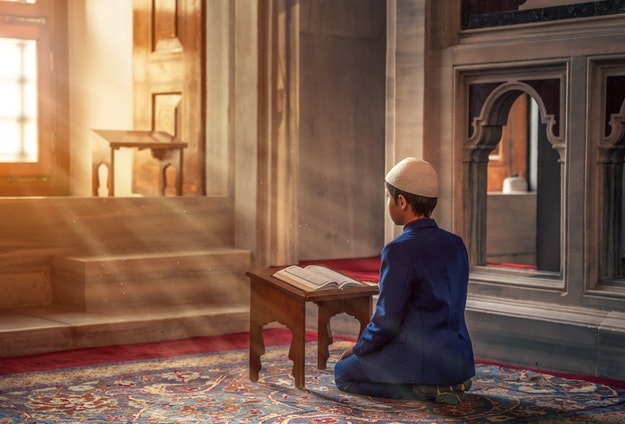 Enfant Musulman lisant le coran 